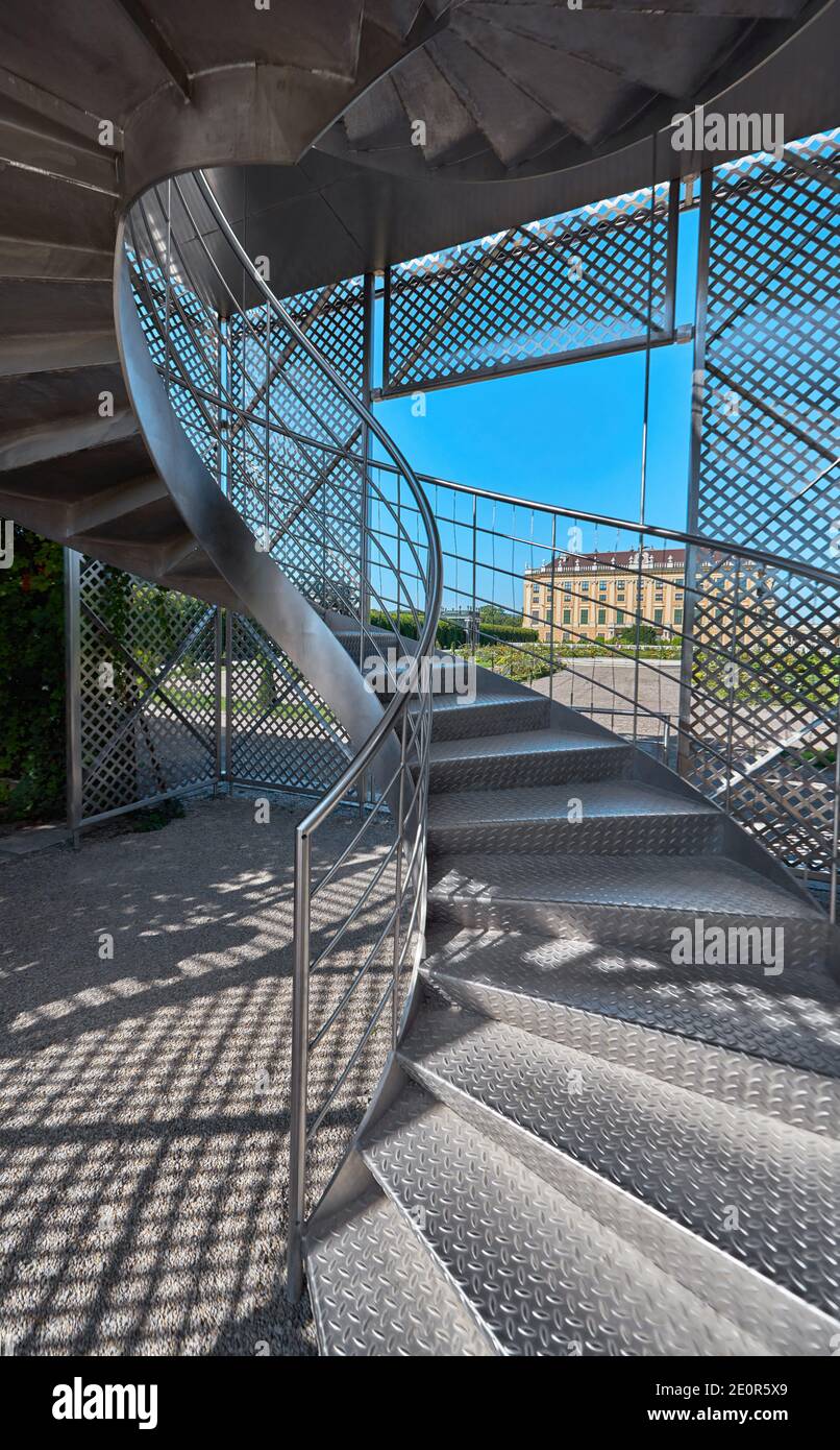 Treppe im Park von Schloss Schönbrunn. Wien, Österreich Stockfoto