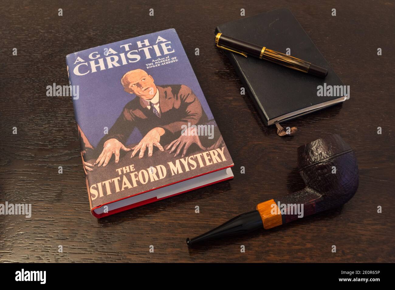 London, England, UK - 2. Januar 2021:das Sittaford Mystery Book von Agatha Christie in einer Faksimile-Erstausgabe mit Tabakpfeife, Fountian Pen und No Stockfoto