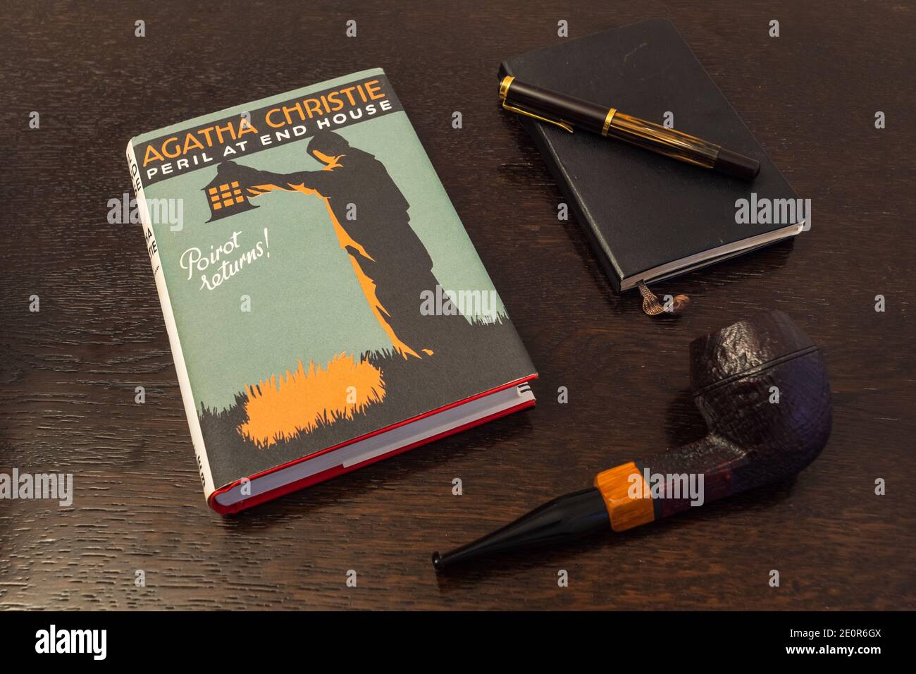 London, England, UK - 2. Januar 2021: Peril at End House Buch von Agatha Christie in einer Faksimile-Erstausgabe mit Tabakpfeife, Fountian Pen und Note Stockfoto