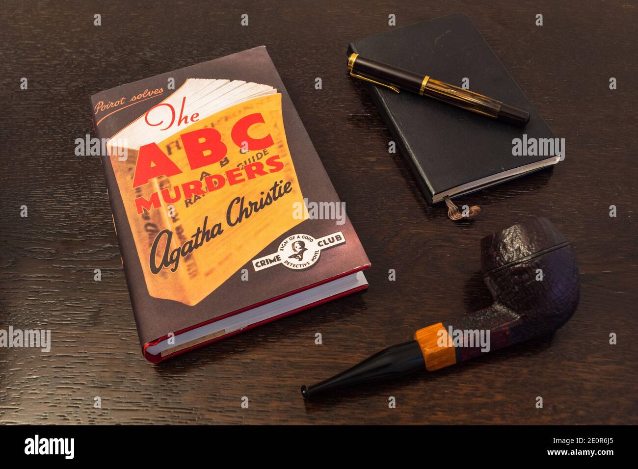 London, England, UK - 2. Januar 2021: Das ABC-Morde-Buch von Agatha Christie in einer Faksimile-Erstausgabe mit Tabakpfeife, Fountian Pen und Noteboo Stockfoto