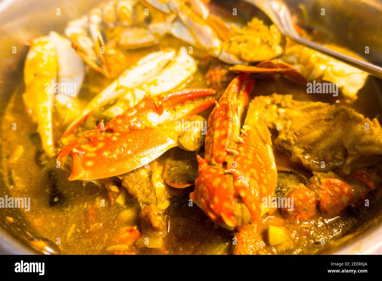 Krabbencurry Kochen in einer Pfanne Stockfoto