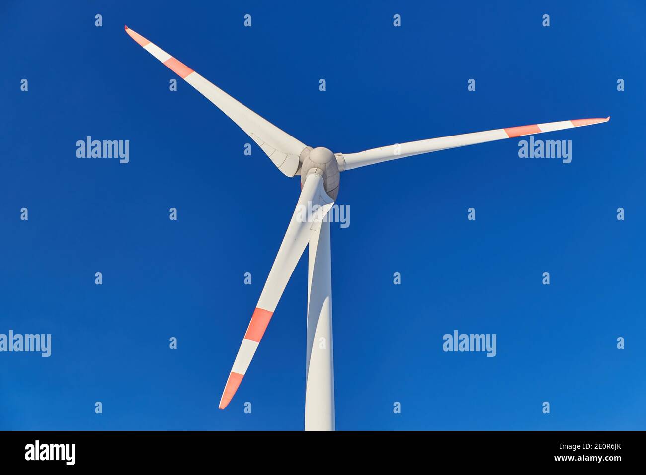 Nahaufnahme eines Maschinenhauses einer Windenergieanlage am blauen Himmel. Stockfoto