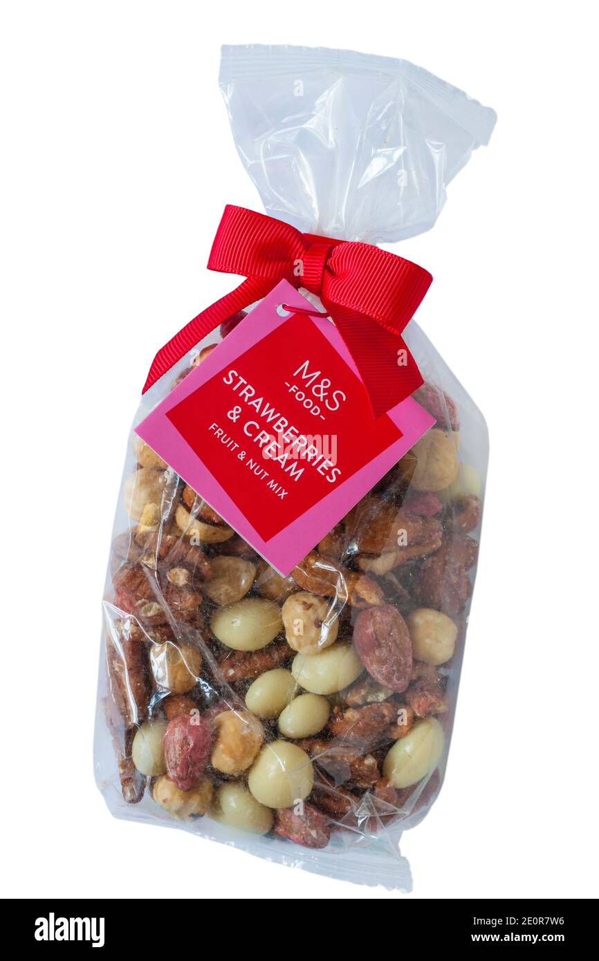 Packung mit M&S Erdbeeren & Sahne Obst & Nuss Mix Isoliert auf weißem Hintergrund Stockfoto