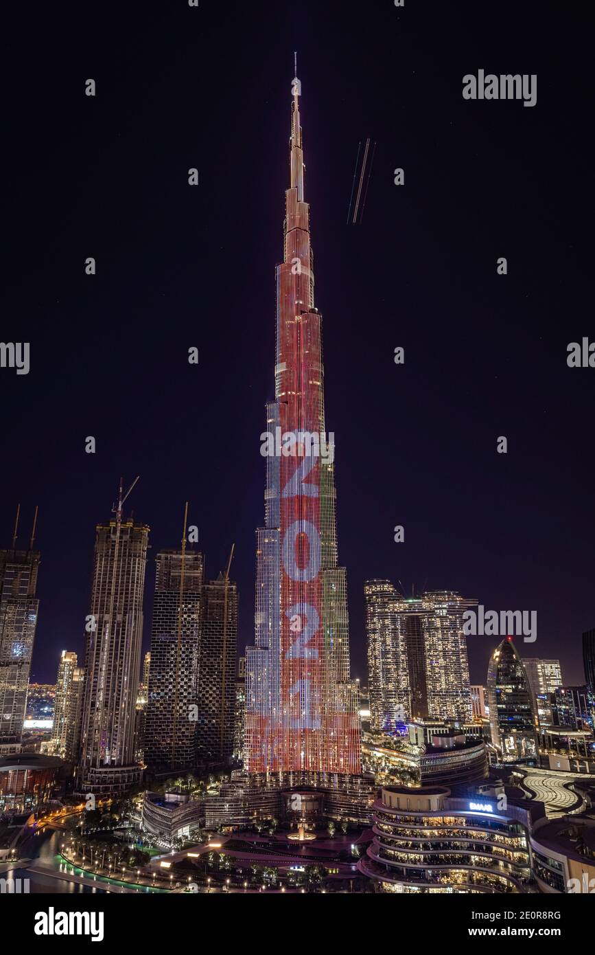 Dubai, Vereinigte Arabische Emirate. Dezember 2020. Der Wolkenkratzer Burj Khalifa wird am 31. Dezember 2020 in Dubai, Vereinigte Arabische Emirate, für die Silvesterfeier gegen Mitternacht beleuchtet. (Foto: Alex G. Perez/AGPfoto/Sipa USA) Quelle: SIPA USA/Alamy Live News Stockfoto