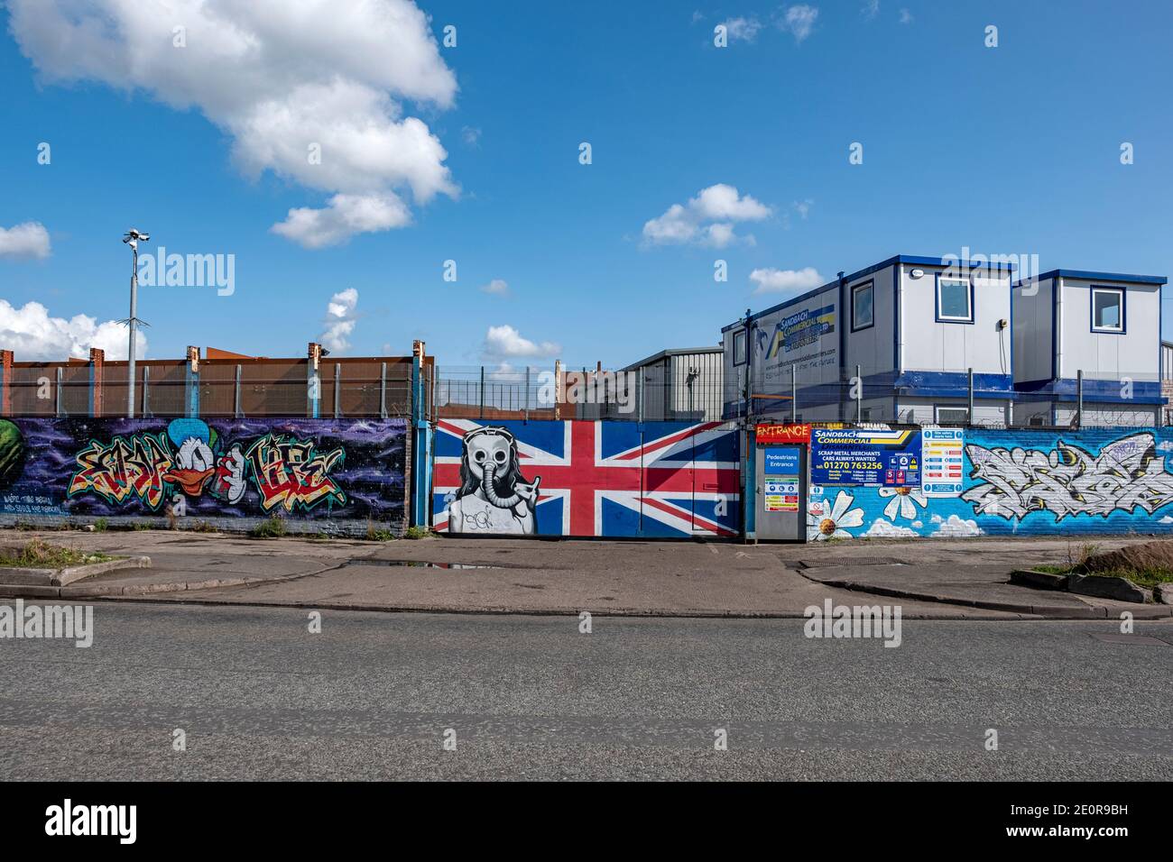 Graffiti an der Außenwand von Sandbach Commercial Dismantlers, Schrottmetallhändler Sandbach Elworth Cheshire UK Stockfoto