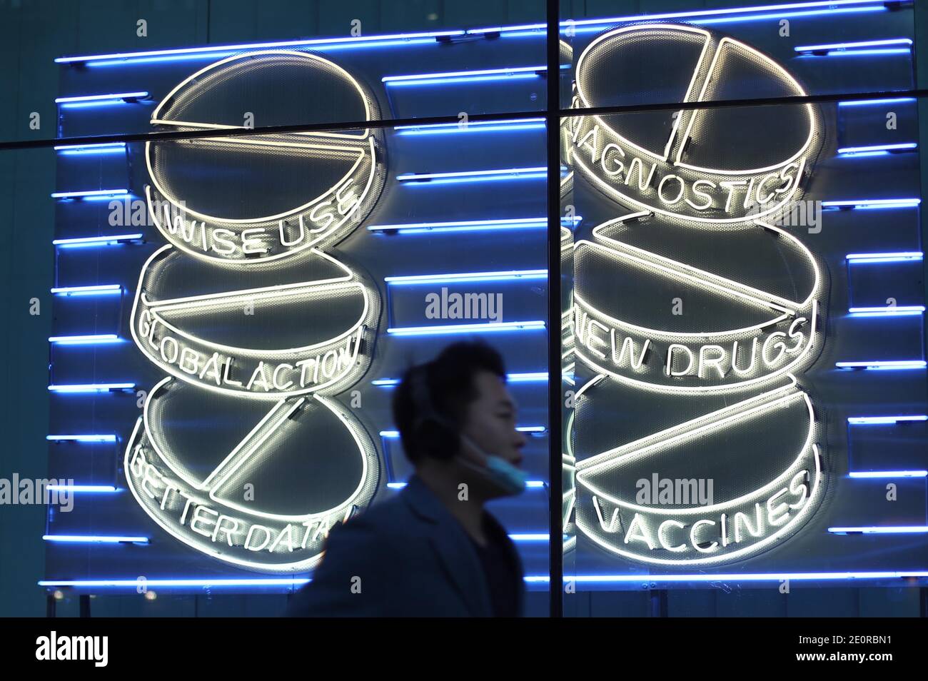 Ein Mann, der an einem Schild vor der Wellcome Collection auf der Euston Rd in London vorbeigeht. Stockfoto