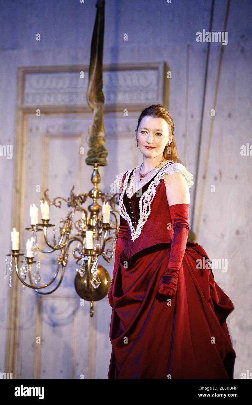 Lesley Manville (Lona Hessel) in PILLARS OF THE COMMUNITY von Henrik Ibsen im Lyttelton Theatre, National Theatre (NT), London SE1 01/11/2005 in einer neuen Version von Samuel Adamson Design: Rae Smith Beleuchtung: Chris Davey Regie: Marianne Elliott Stockfoto