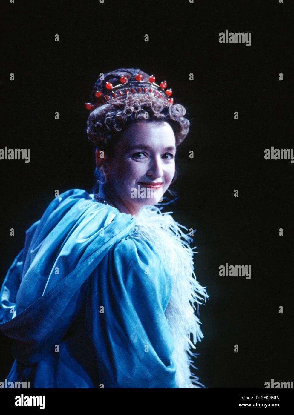 Lesley Manville (Mrs Wittwoud) in THE WIVES' EXCUSE von Thomas Southerne an der Royal Shakespeare Company (RSC), Swan Theatre, Stratford-upon-Avon, England 02/08/1994 Design: Julian McGowan Beleuchtung: Wayne Dowdeswell Bewegung: Sue Lefton Regie: Max Stafford-Clark CT-114 Stockfoto