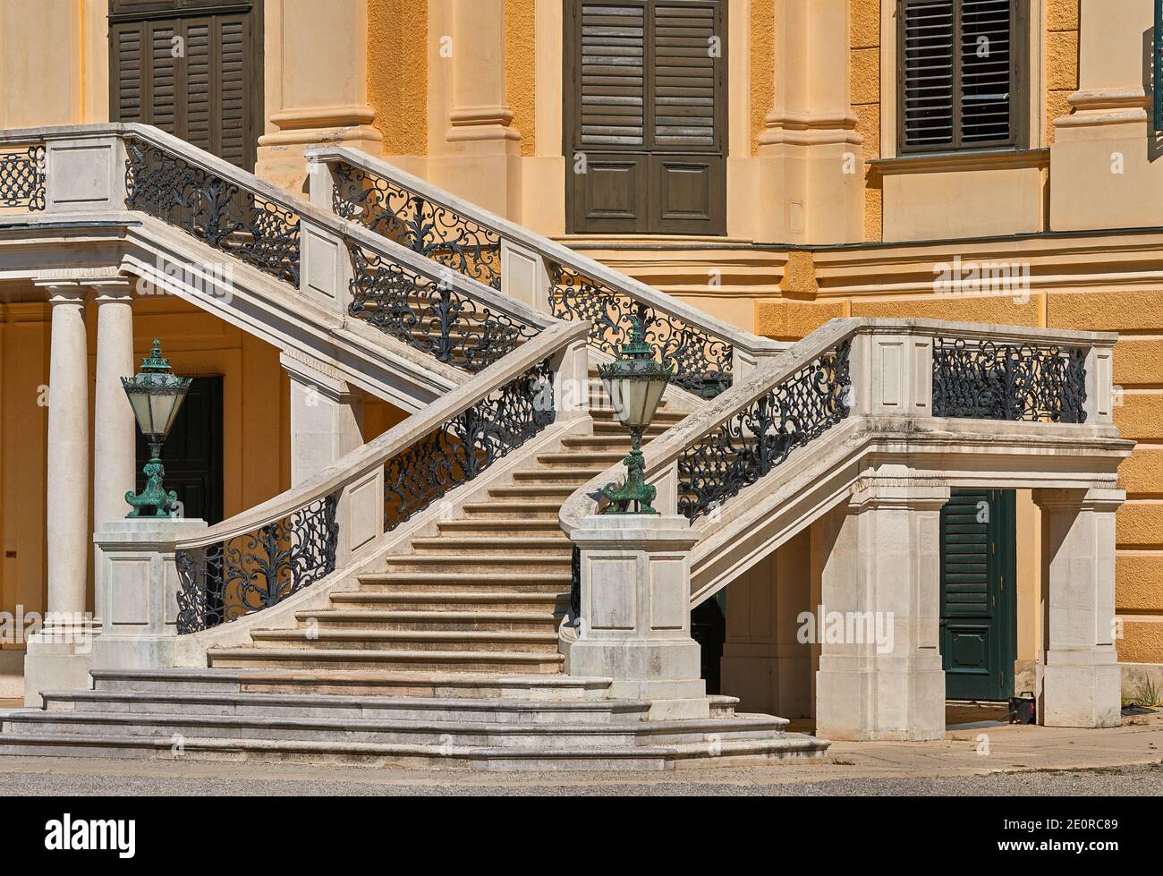 Treppe von Schloss Schönbrunn. Wien, Österreich Stockfoto