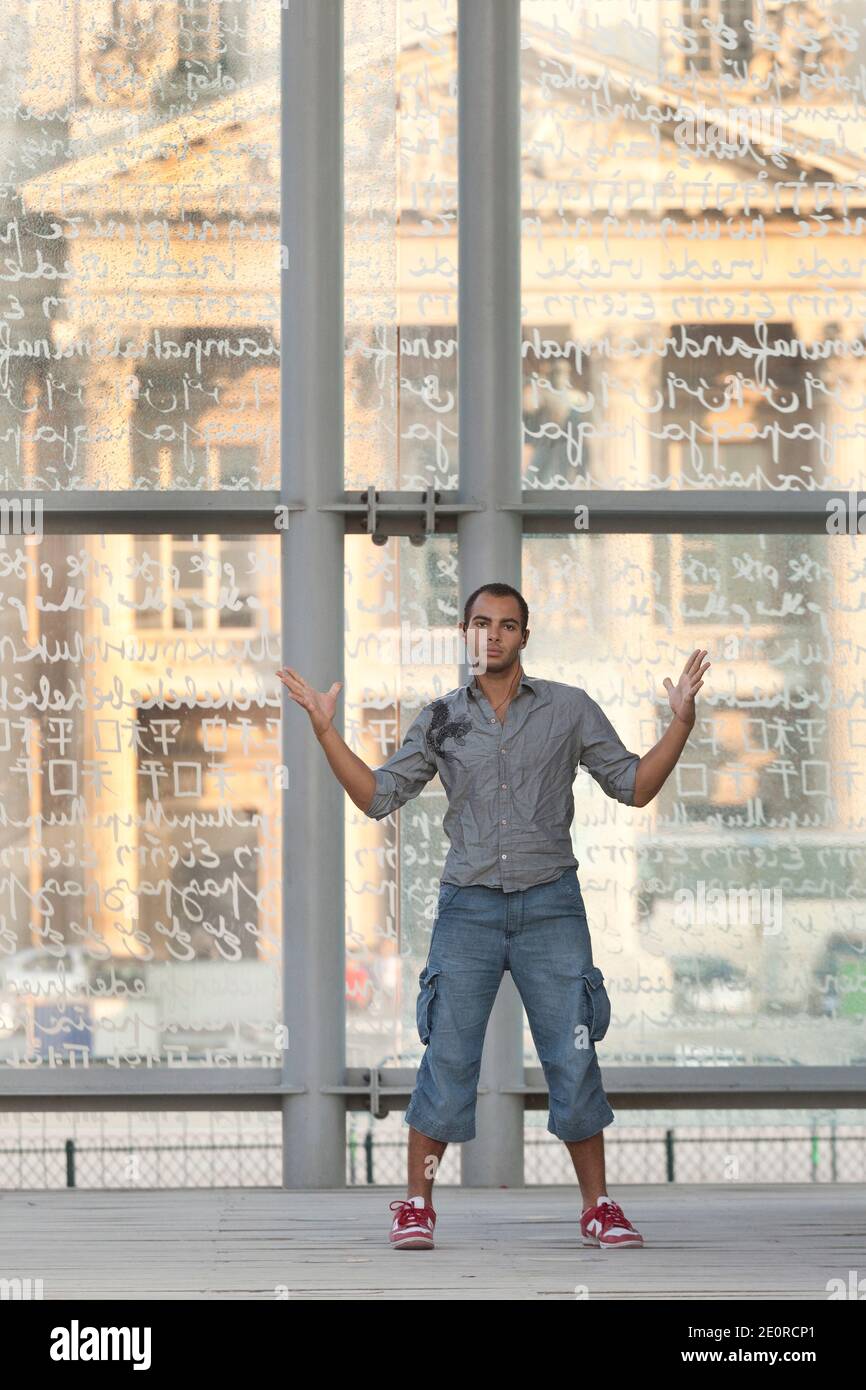 Junger Mann tanzt in der Installation 'auer fŸr den Frieden'. Mauer fŸr den Frieden, (le mur pour la paix, auch le mur de la paix genannt), eine ins Stockfoto