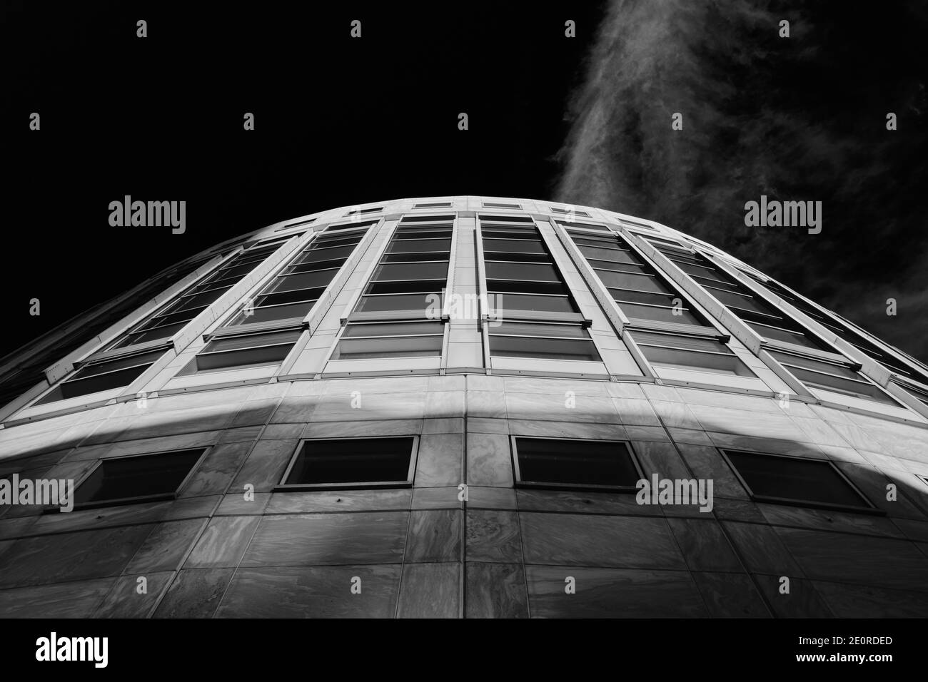 Südkolonnade in Sonnenlicht und Schatten, Canary Wharf, London, schwarz und weiß Stockfoto