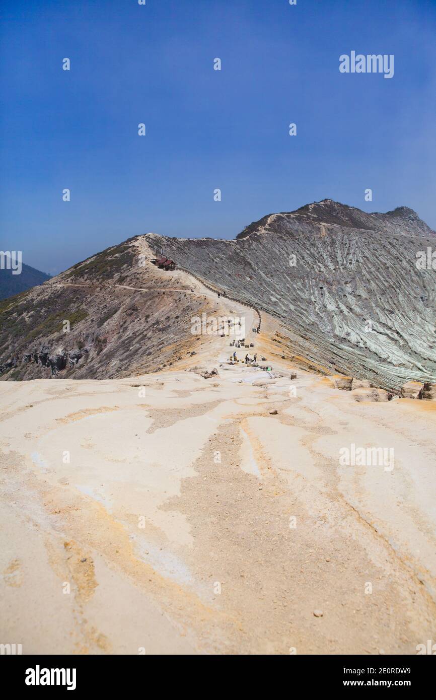 Atemberaubender Panoramablick auf den Ijen Vulkan Komplex mit Bergen. Der Ijen Vulkankomplex ist eine Gruppe von zusammengesetzten Vulkanen in Ost-Java, I Stockfoto