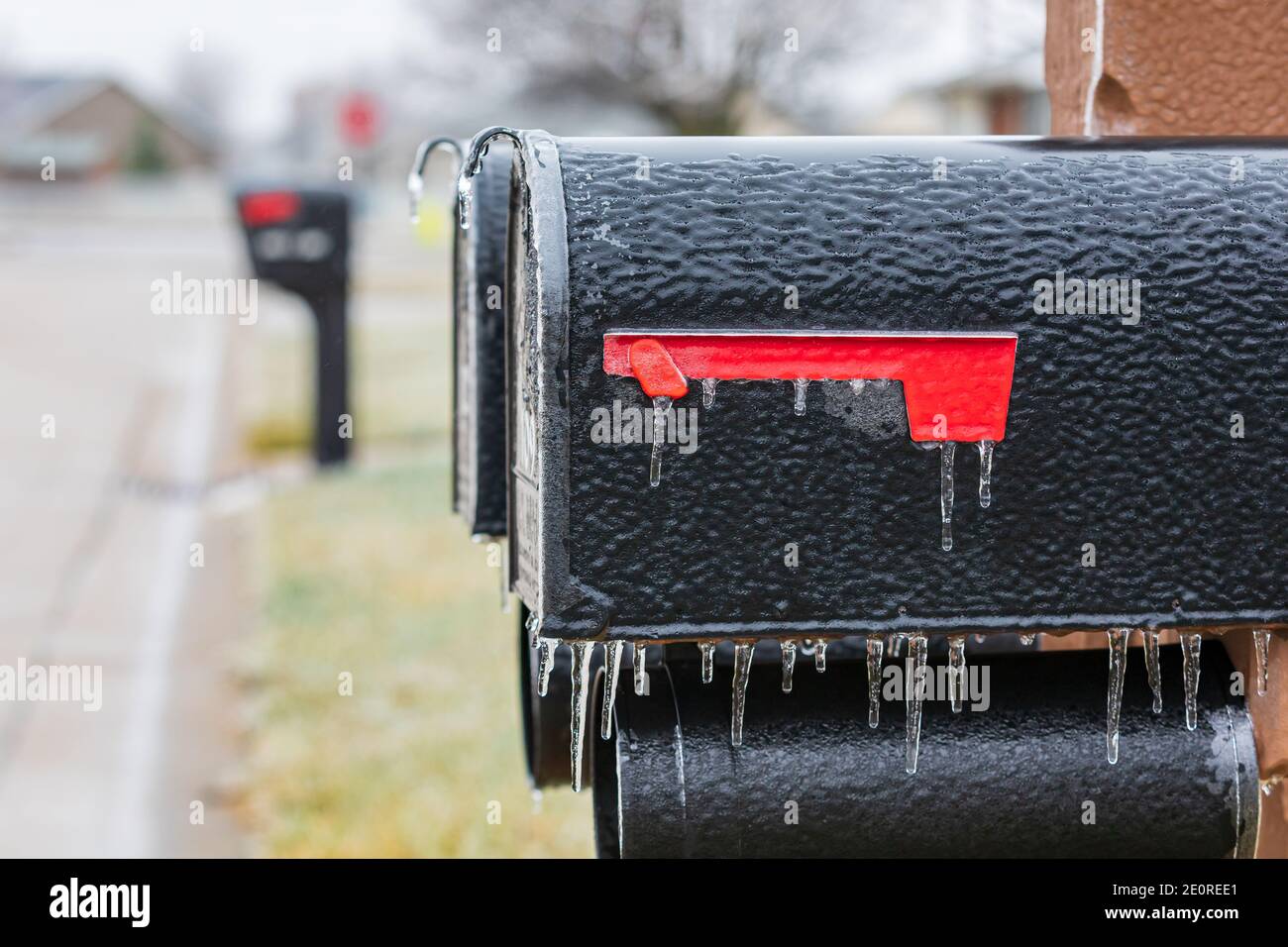 Eisbedeckte Mailbox nach Wintereissturm. Konzept von Winterwetter und Postversand Stockfoto