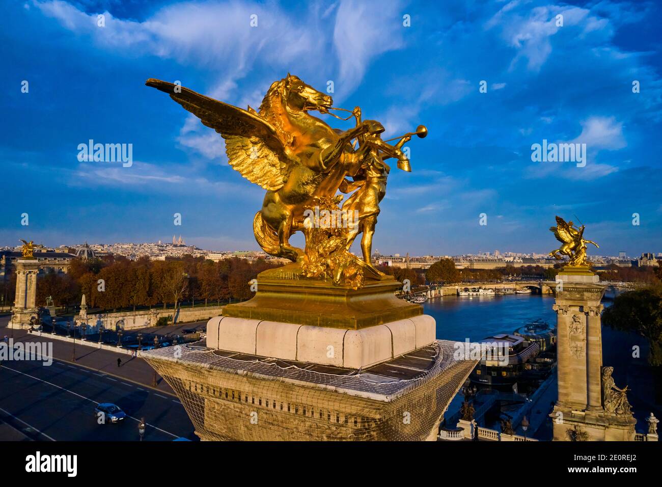 Frankreich, Paris, Brücke Alexandre III, Skulptur von Leopold Steiner, die den Ruhm des Krieges darstellt, begleitet von Pegasus Stockfoto
