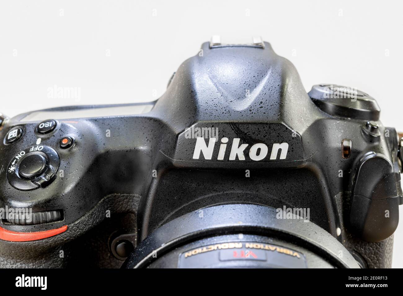 In dieser Abbildung ist eine Vorderansicht einer Nikon-Fotokamera zu sehen Stockfoto