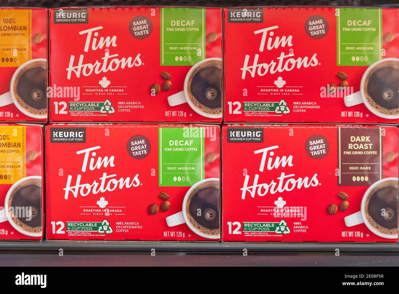 Auf einem Regal sind Kästen von Tim Hortons Kaffee zu sehen. Die Marke ist bei Kanadiern sehr beliebt. Es gibt keine Menschen in der Farbszene. Stockfoto