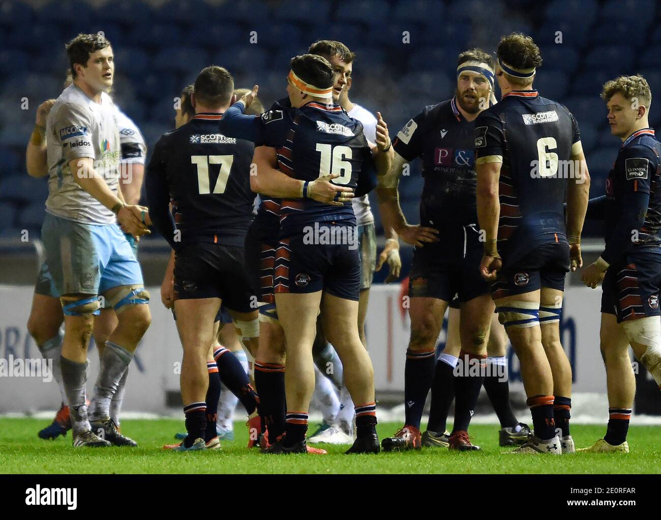 Edinburgh Spieler umarmen bei der letzten Pfeife während des Guinness PRO14 Spiel im BT Murrayfield, Edinburgh. Stockfoto