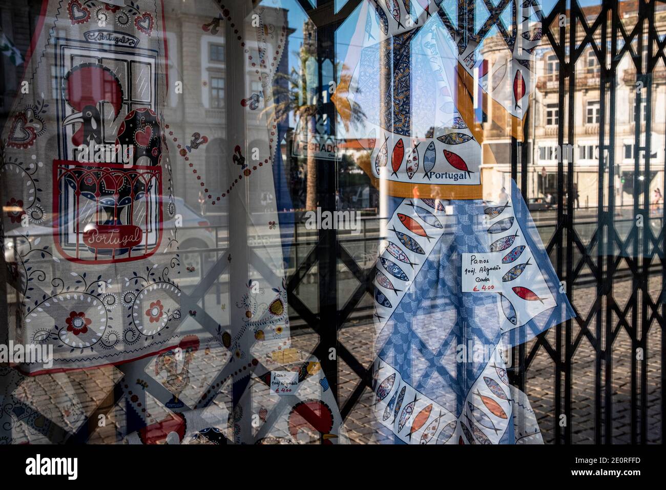Porto, Portugal - 29 August 2020 : Küchentücher mit portugiesischen Mustern auf einem Schaufenster zum Verkauf Stockfoto