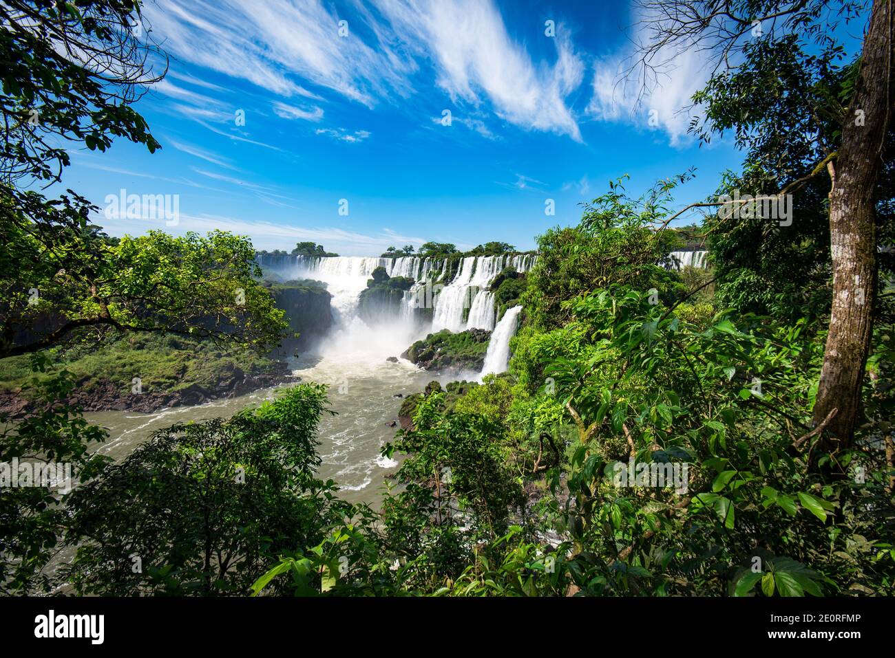 Blick auf die Iguazu Wasserfälle, eines der sieben neuen Wunder der Natur, in Brasilien und Argentinien Stockfoto