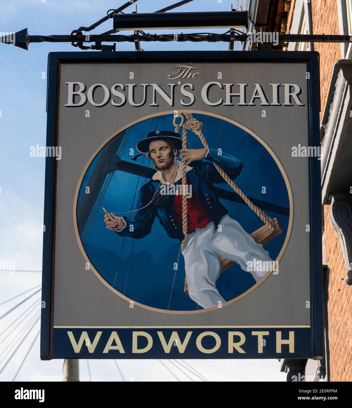 Traditionelles hängende Pub-Schild am Bosuns Chair A Wadworth Public House, Station Street, Lymington, New Forest, Hampshire, England, Großbritannien Stockfoto