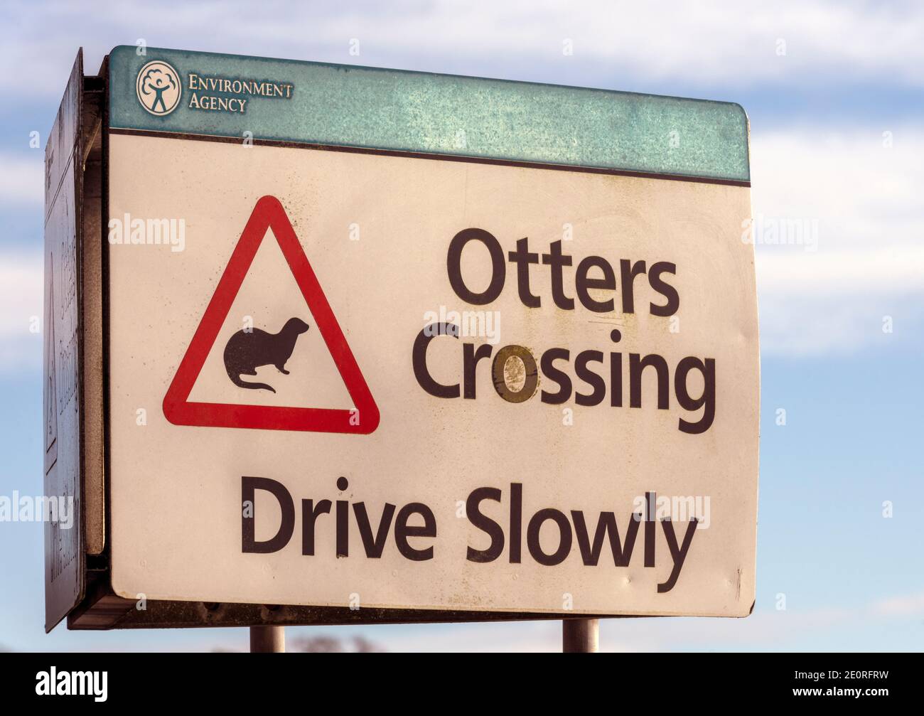Ungewöhnliches Schild bei Lymington, Hampshire, England, UK - Otters Crossing Drive langsam Stockfoto