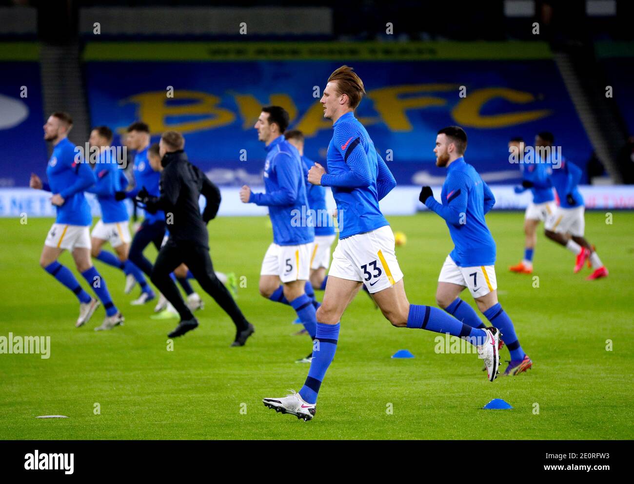 Dan Burn von Brighton und Hove Albion erwärmt sich auf dem Spielfeld vor Beginn des Premier League-Spiels im AMEX Stadium in Brighton. Stockfoto