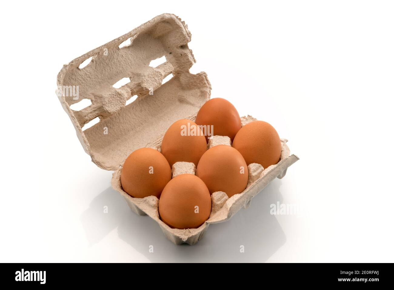 Eierbox mit Eiern, sechs Hühnereier in Pappkarton Eierschale aus recyceltem Papier isoliert auf weißem Hintergrund Stockfoto