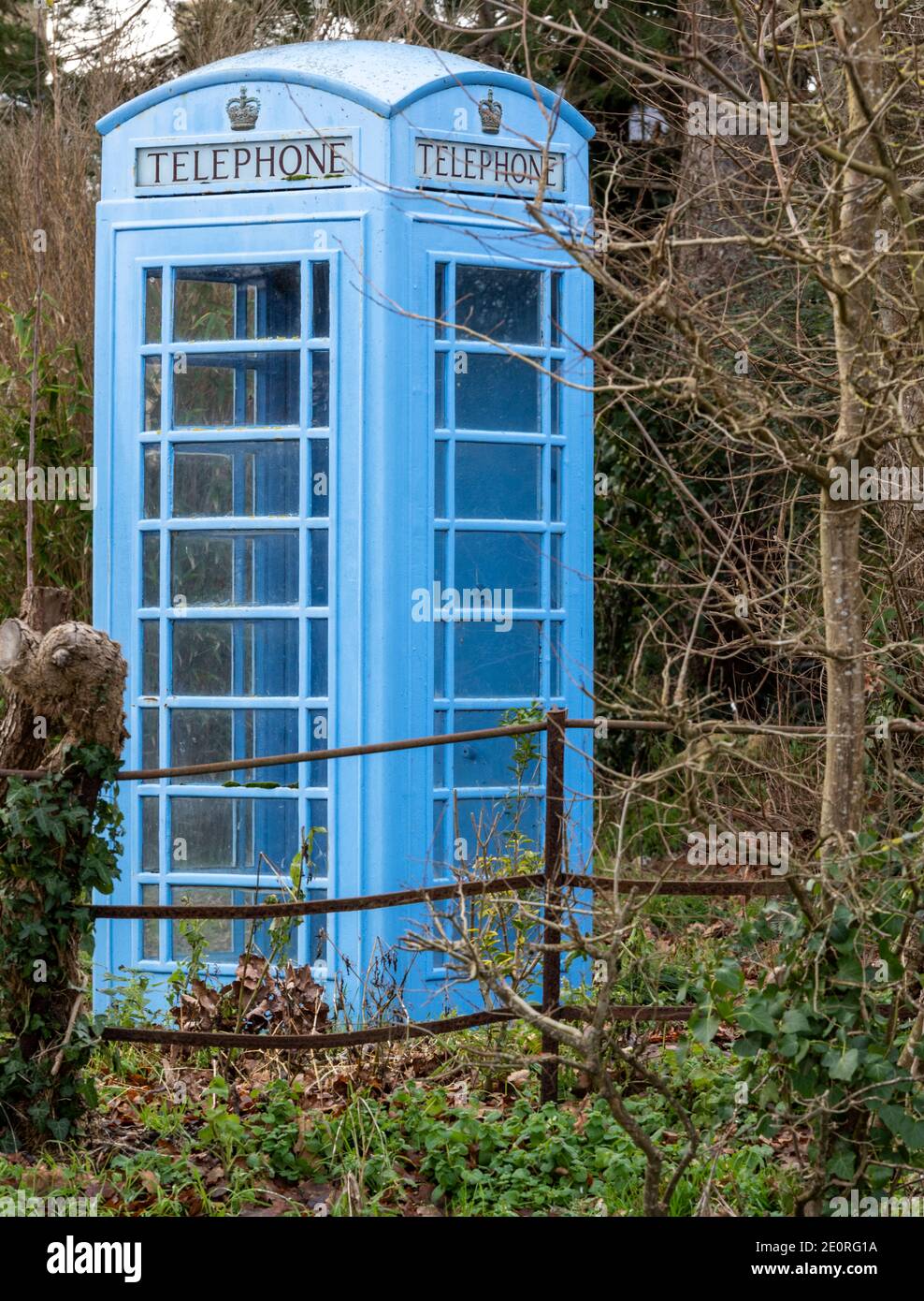 Blau bemalte ehemalige britische Post Telefonzelle, Lymington, Hampshire, England, Großbritannien. Stockfoto