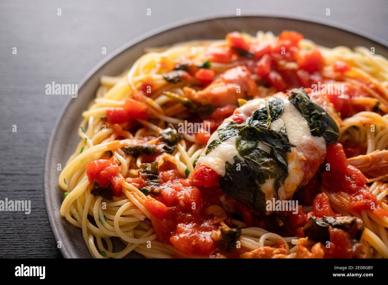 Herdplatten-Hähnchenparm mit Spaghetti Stockfoto