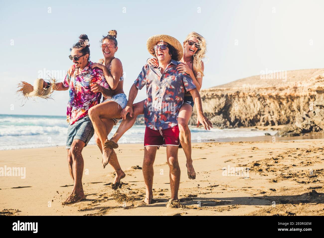 Gruppe von Menschen junge Freunde spielen und Spaß haben zusammen Am Strand - Sommerurlaubsurlauber - Meer Und Himmel im Hintergrund - Männer und Frauen Stockfoto Gruppe von Menschen junge Freunde spielen und Spaß haben zusammen Am Strand - Sommerurlaubsurlauber - Meer Und Himmel im Hintergrund - Männer und Frauen Stockfoto