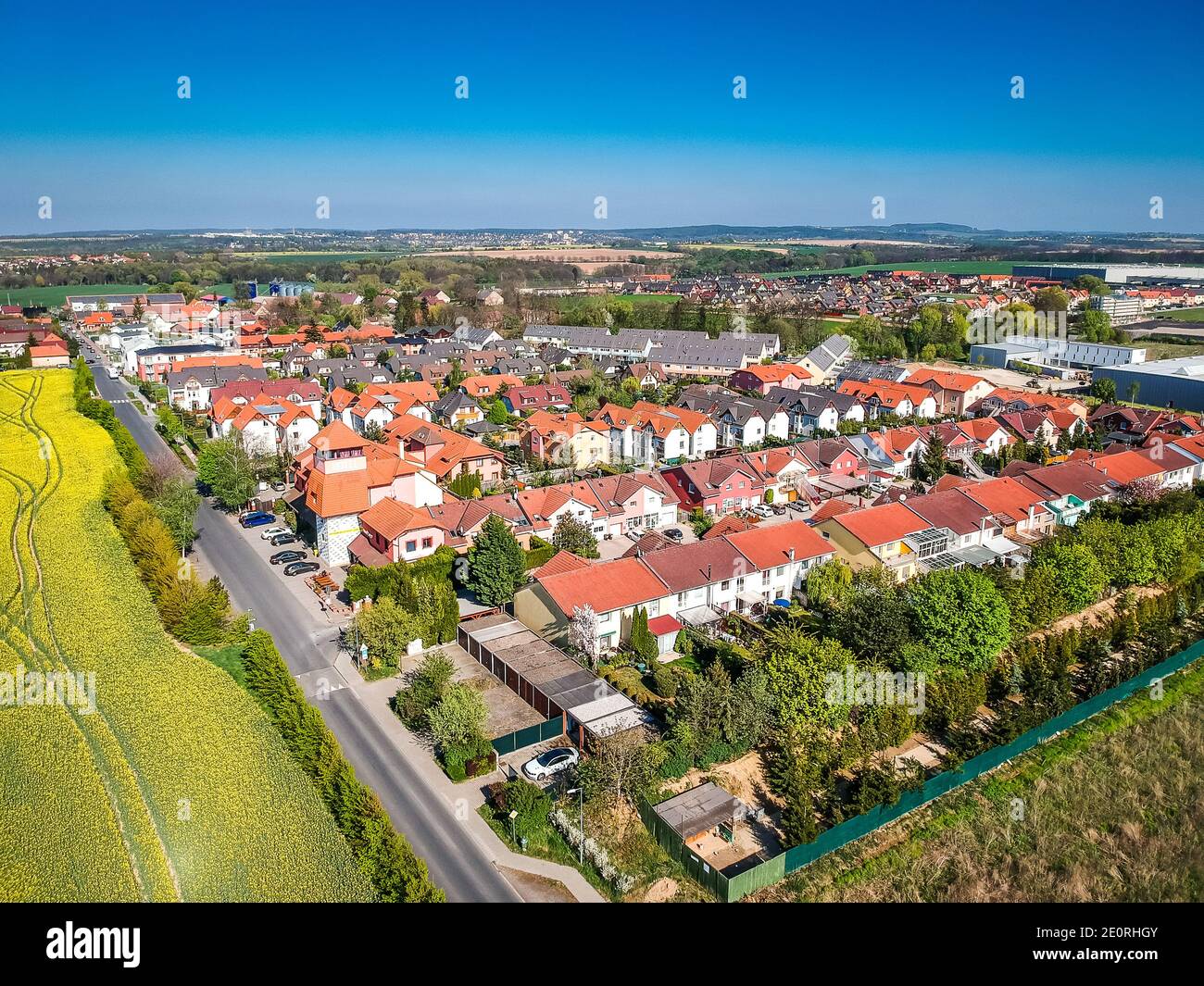 Nupaky, Tschechische republik. 24. April 2019. Neue Reihenhäuser mit altem Teil des Dorfes im Hintergrund in der Nähe von Prag Stockfoto