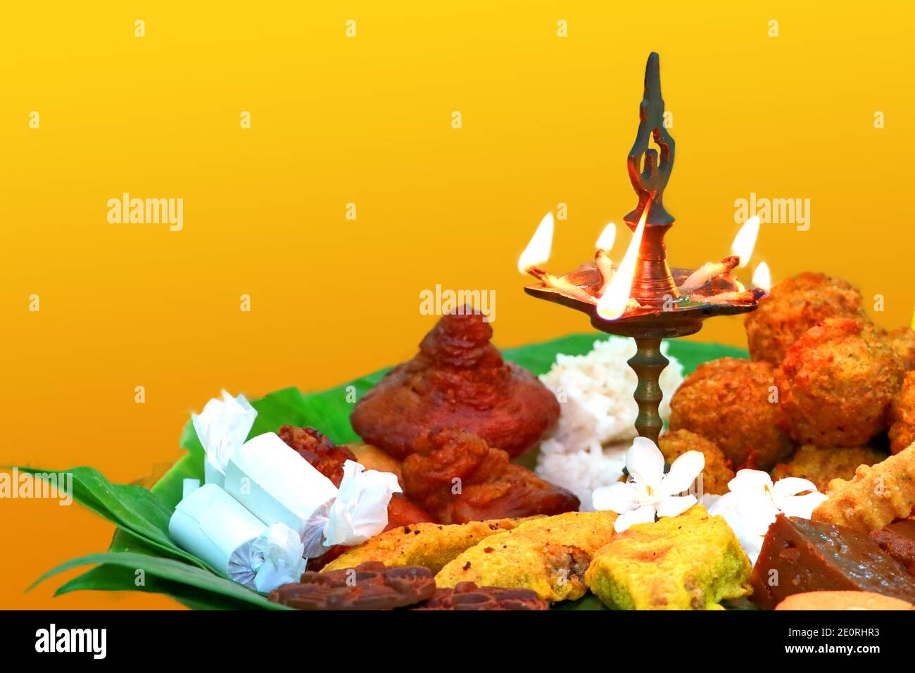 Sinhala Tamil Neujahr traditionelle Lebensmittel mit Öllampe. Stockfoto