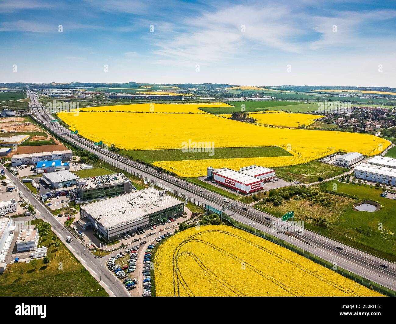 Luftaufnahme der Autobahn D1 zwischen Prag und Brünn in Frühling mit gelben Rapsfeldern um Stockfoto