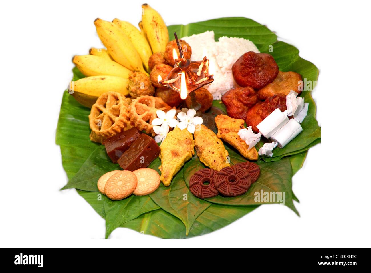 Sinhala Tamil Neujahr traditionelle Lebensmittel mit Öllampe. Stockfoto