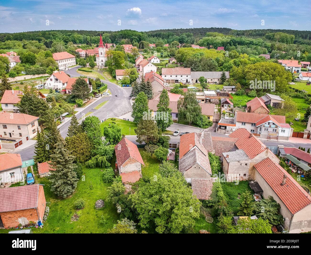 Cernoucek, Tschechische republik - 19. Mai 2019. Altes kleines traditionelles Dorf in der Region Mittelböhmen mit Kirche in der Mitte im Frühling Stockfoto