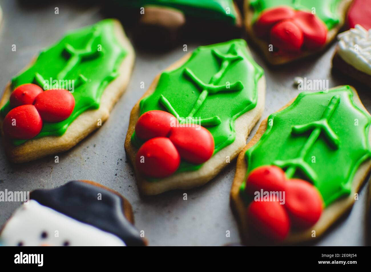 Nahaufnahme eines wunderschön dekorierten Zuckerkekse Weihnachtsplätzchen gemacht Wie Stechpalme aussehen Stockfoto