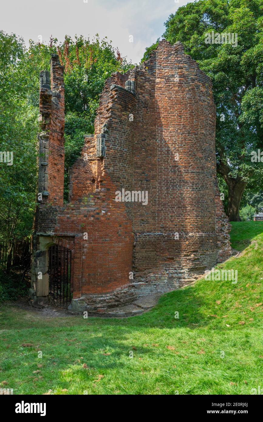 Die Überreste des südwestlichen Gartenturms am Rande des Geländes von Ashby de la Zouch Castle, Ashby-de-la-Zouch, Leicestershire, England. Stockfoto