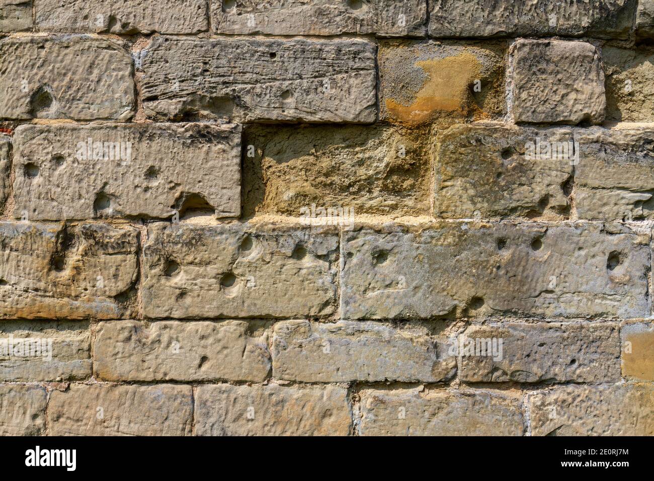Nahaufnahme der Einschusslöcher des englischen Bürgerkriegs in den Mauern von Ashby de la Zouch Castle, Ashby-de-la-Zouch, Leicestershire, England. Stockfoto