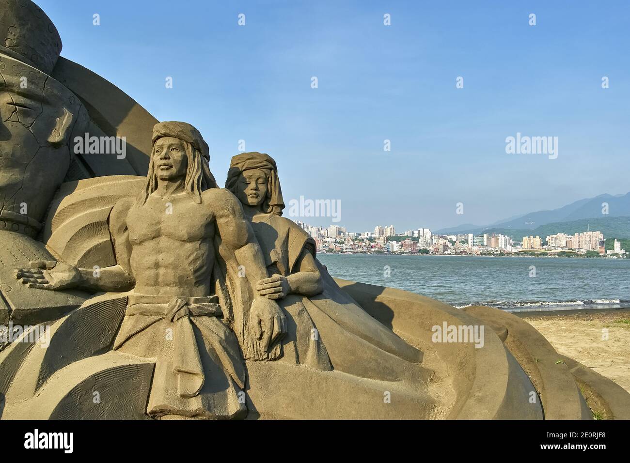 Und Skulptur von ägyptischen Mann und Frau Sklaven am Strand von Bali Left Bank Park, Taipei, Taiwan Stockfoto