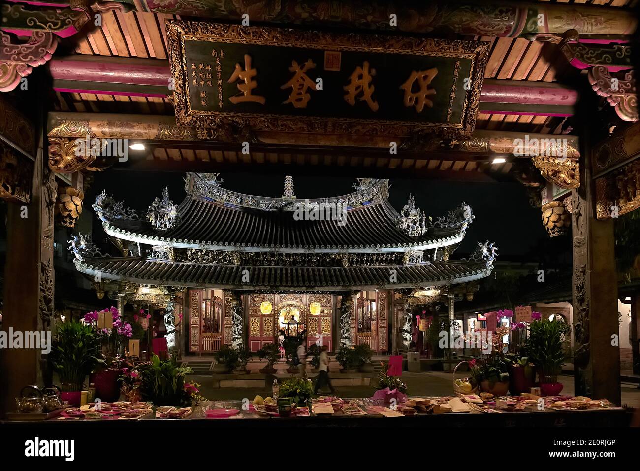 Tabelle der Opfergaben in Dalongdong Baoan Temple at Night, Taipei, Taiwan Stockfoto