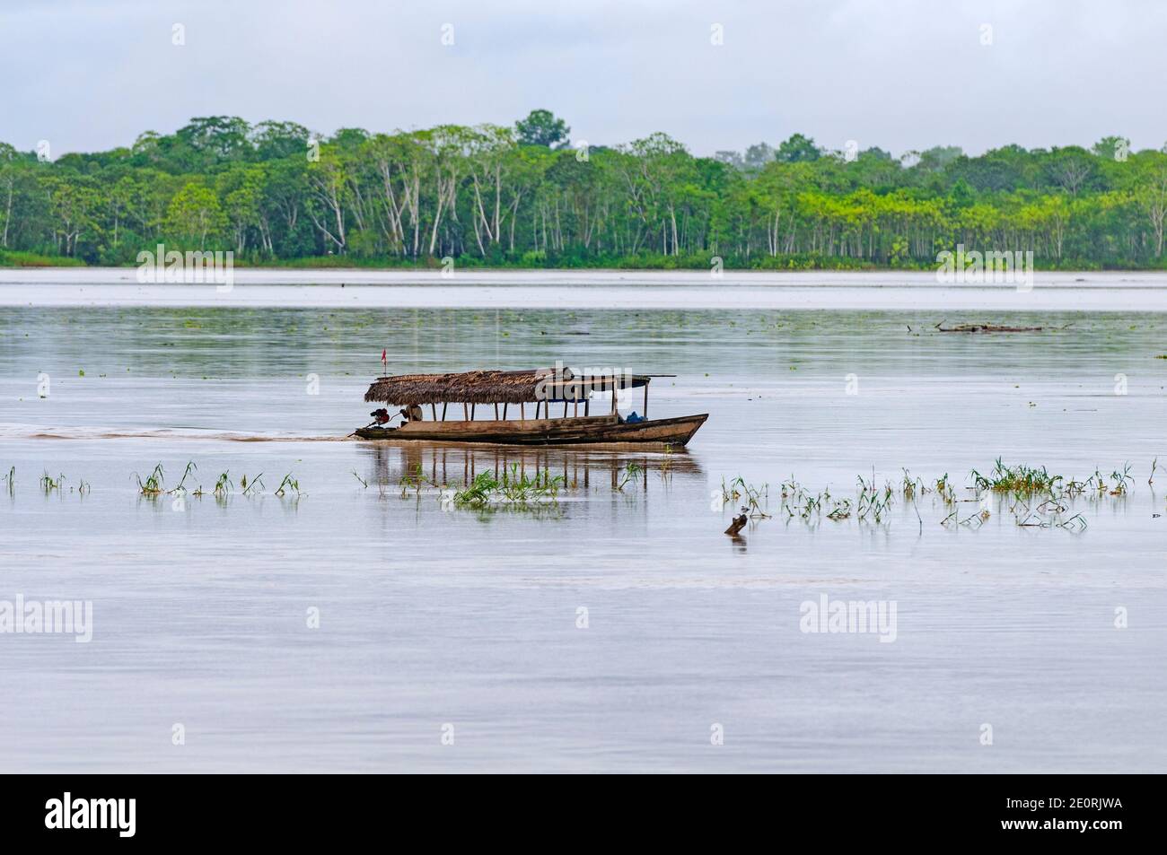 Lokales Shuttle-Boot auf dem Amazonas-Fluss in der Nähe von Iquitos, Peru Stockfoto
