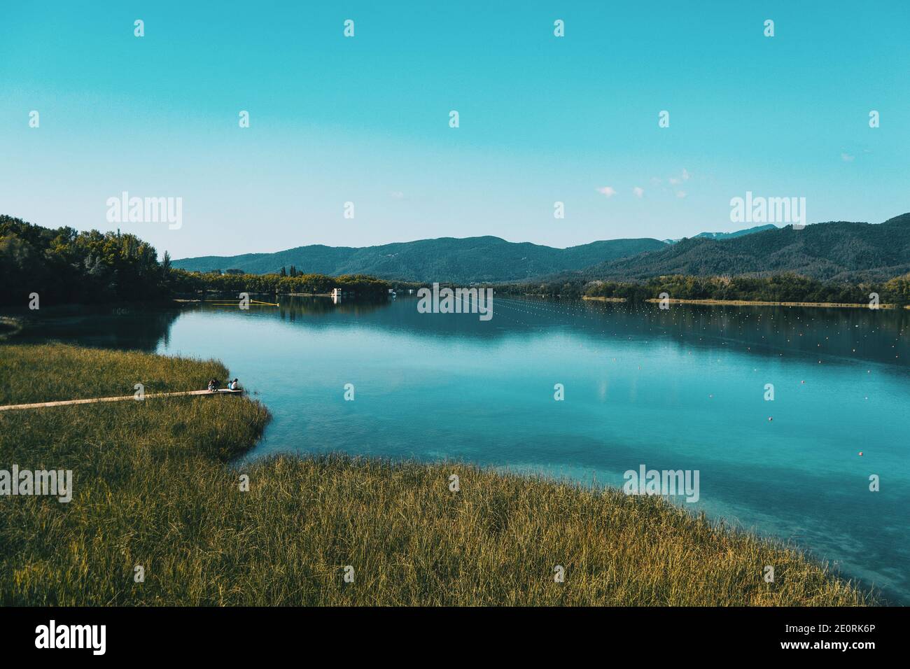 Blick auf den Banyoles See, in Gerona (Katalonien, Spanien) mit klarem und blauem Himmel an einem sonnigen Tag Stockfoto