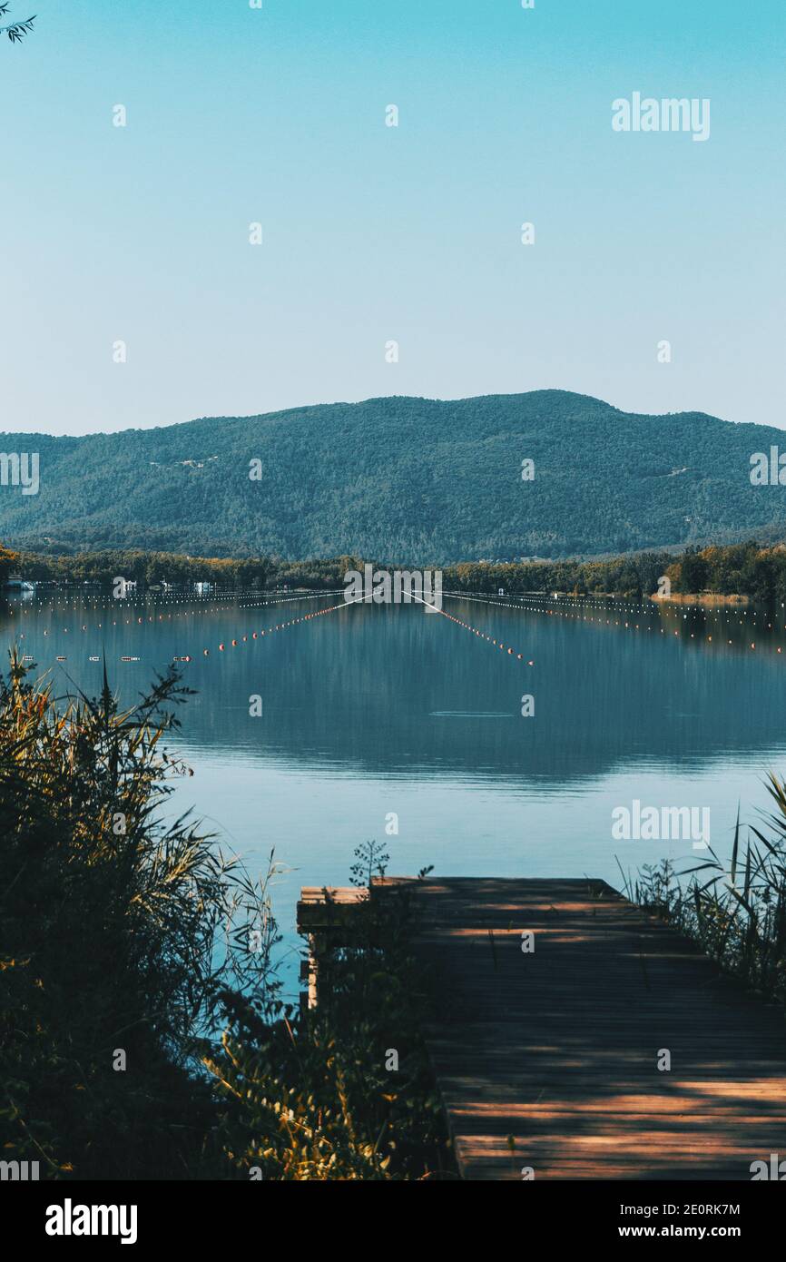 Blick auf den Banyoles See, in Gerona (Katalonien, Spanien) mit klarem und blauem Himmel an einem sonnigen Tag Stockfoto