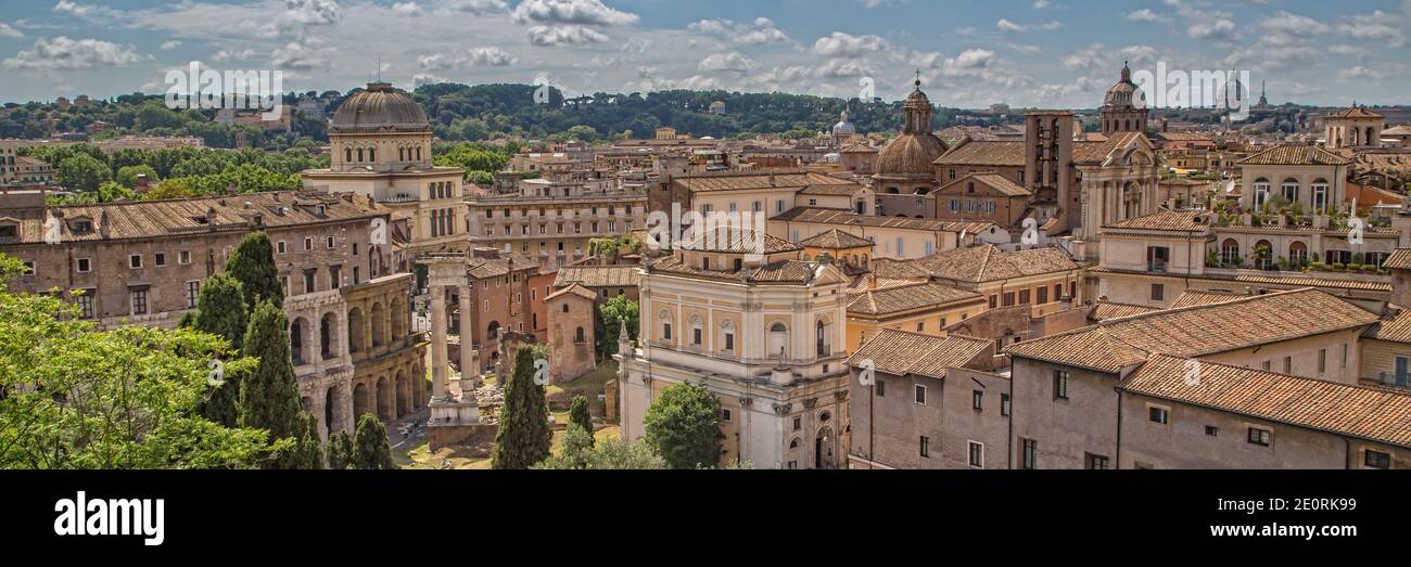 Wunderschöne Stadtlandschaft des alten Roms. Blick auf die Ruinen des Teatro di Marcello und den Dom des Petersdoms in Rom, Italien Stockfoto