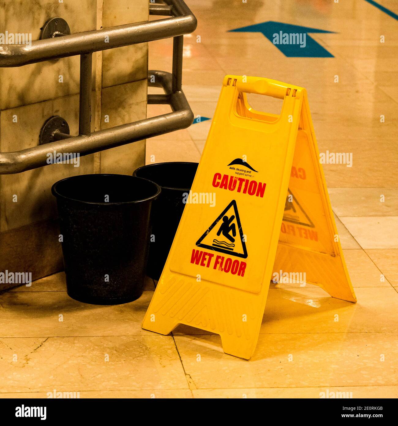 London UK, Januar 02 2021, zwei schwarze Kunststoffeimer und EIN Warnschild für nasse Böden in EINEM britischen Einkaufszentrum Stockfoto