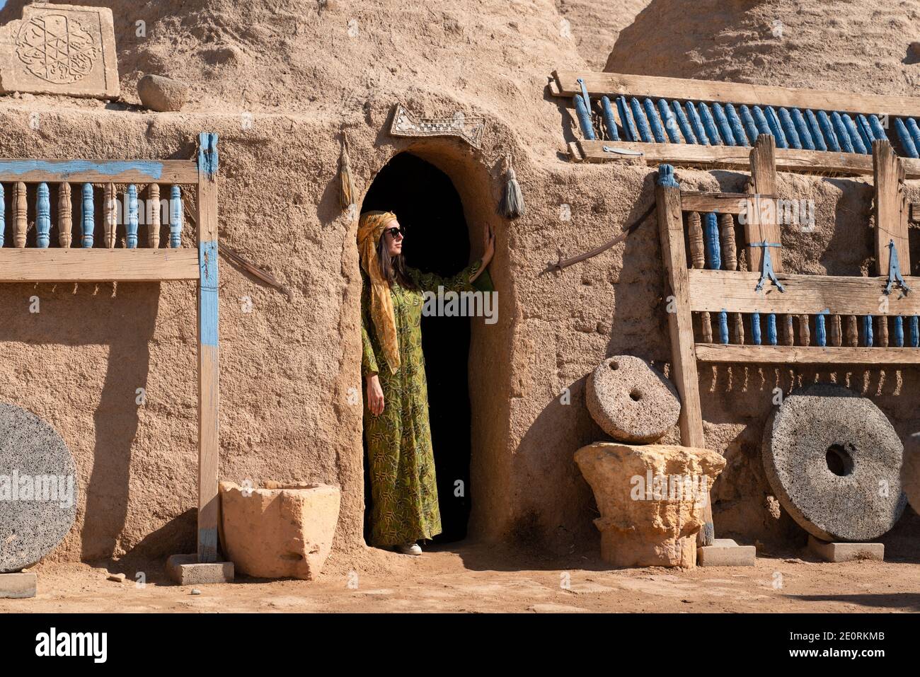 Sanli Urfa, Türkei - September 12 2020: Touristen posieren in lokaler Kleidung vor harran Häusern. Stockfoto