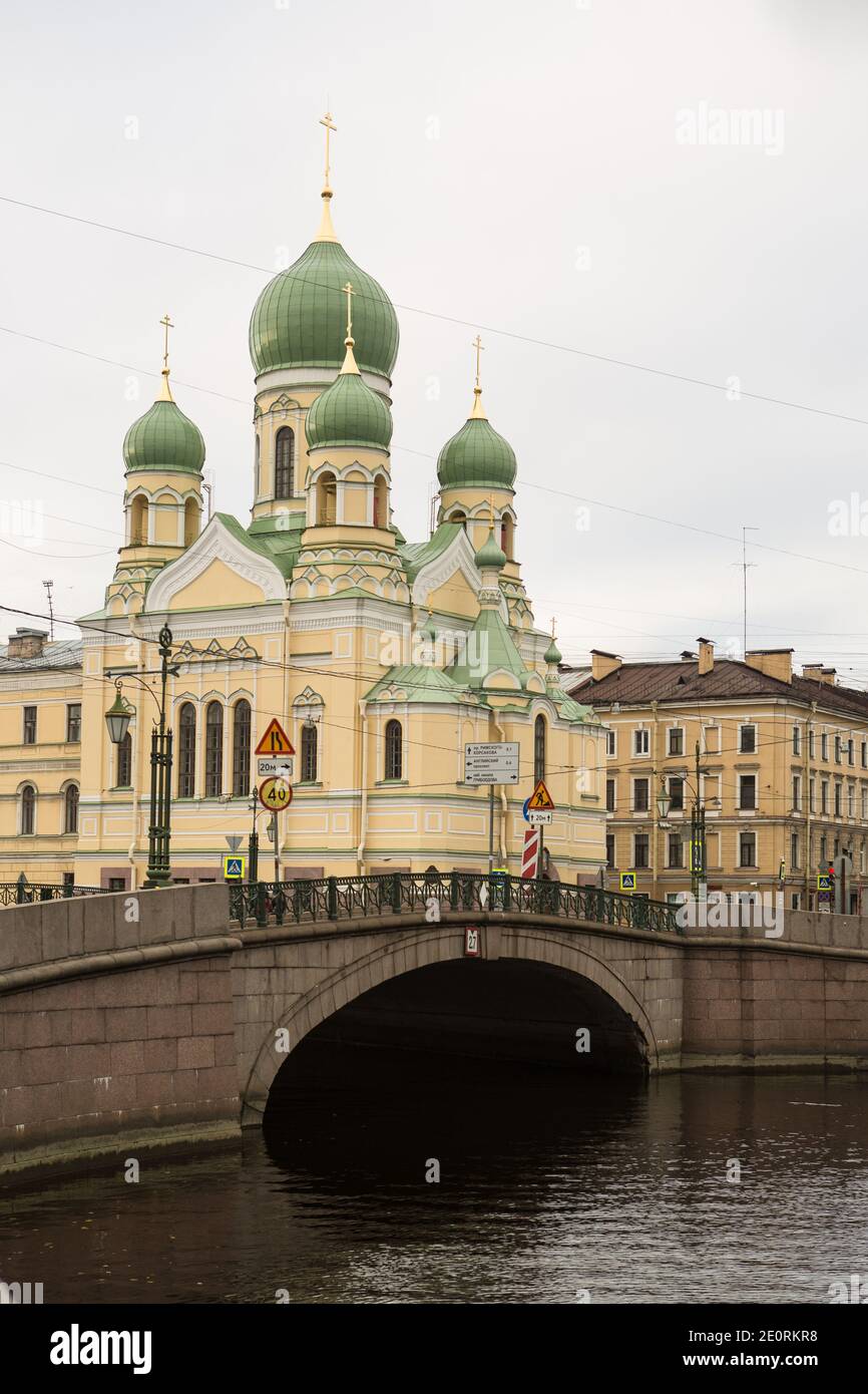 Gribojedow Kanal Böschung mit der Mogiljowski Brücke und der St. Isidor Kirche, die Kirche der orthodoxen estnischen Bruderschaft, in St. Petersburg, Stockfoto