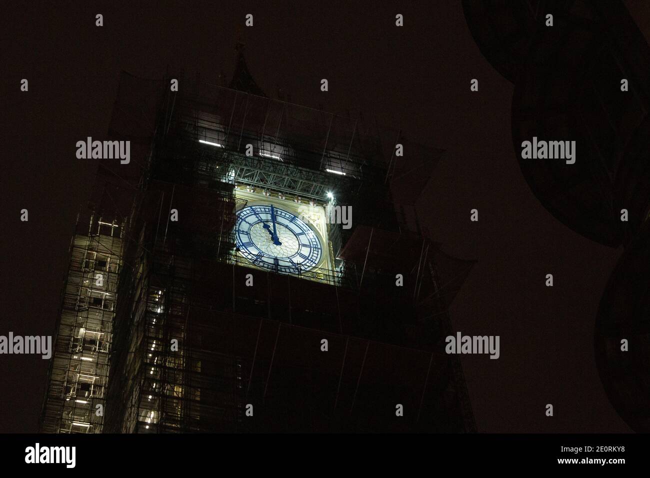 Die Uhr auf dem Elizabeth Tower - auch bekannt als Big Ben - zeigt 11 Uhr UK Zeit. Die Brexit-Übergangsperiode zwischen Großbritannien und der EU ist vorbei und die Stockfoto