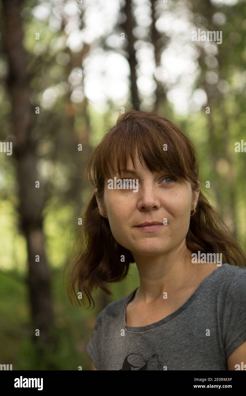 Ein Bild vom Gesicht einer nachdenklichen hübschen Brünette, die in die Ferne schaut. Stockfoto