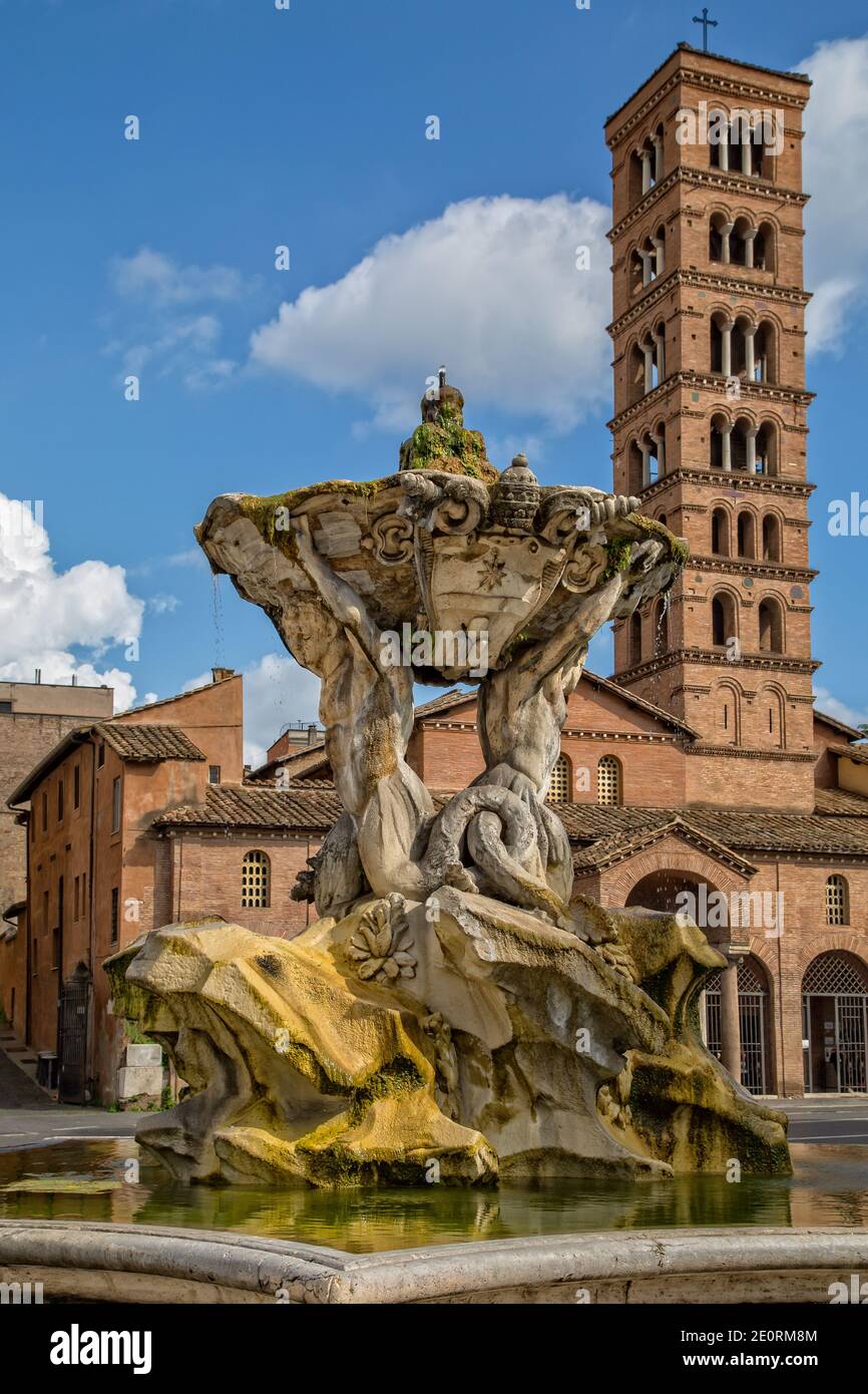 Triton-Brunnen mit der Kirche Santa Maria in Cosmedin, die die Bocca della Verità (Mündung der Wahrheit) in Rom, Italien beherbergt Stockfoto